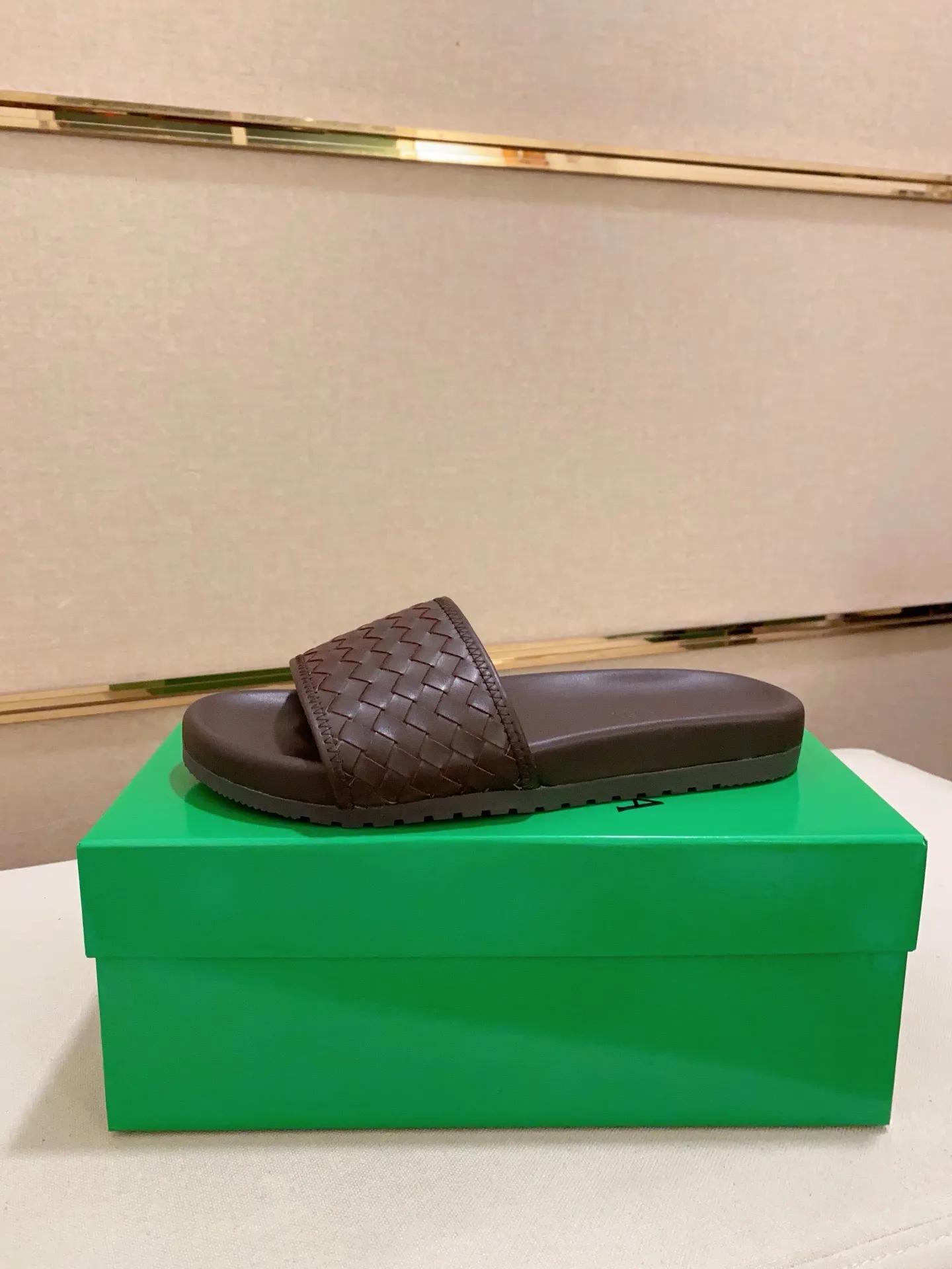 Men's shoes 💰: 320💰[BV~Bottega Veneta] Trendy new slippers are on the market. Same style as the official website. Counter quality [strong][strong][strong] Selected cow patent leather weaving. High-end atmosphere. Very cost-effective. Original wear-resistant rubber outsole. Fine workmanship. The upper layer of materials is used. The quality is visible. Shoe size 38-45.
